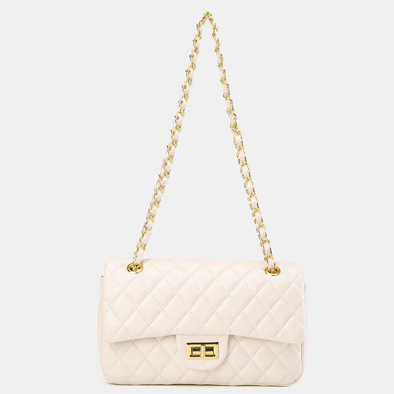 Gesteppte Crossbody-Tasche mit Rautensteppung, Überschlag, goldfarbenem Kettenriemen und Drehverschluss, Detailansicht 7
