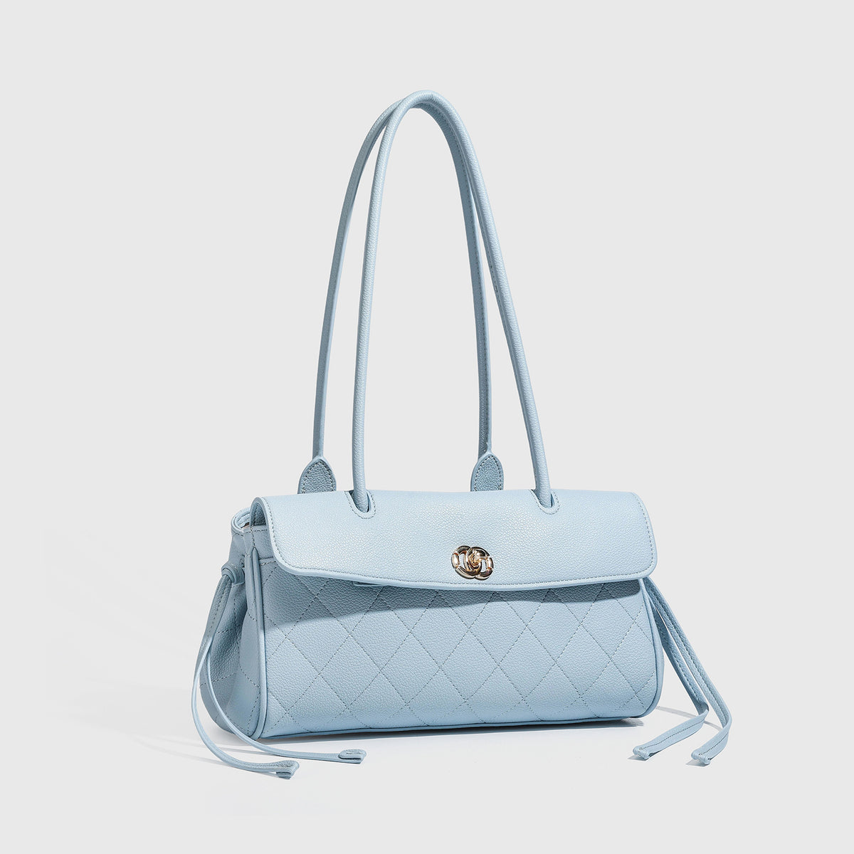 Strukturierte Schultertasche mit Rautensteppung, Überschlag und goldfarbenem Drehverschluss, abgerundeten Henkeln und seitlichen Kordelzügen