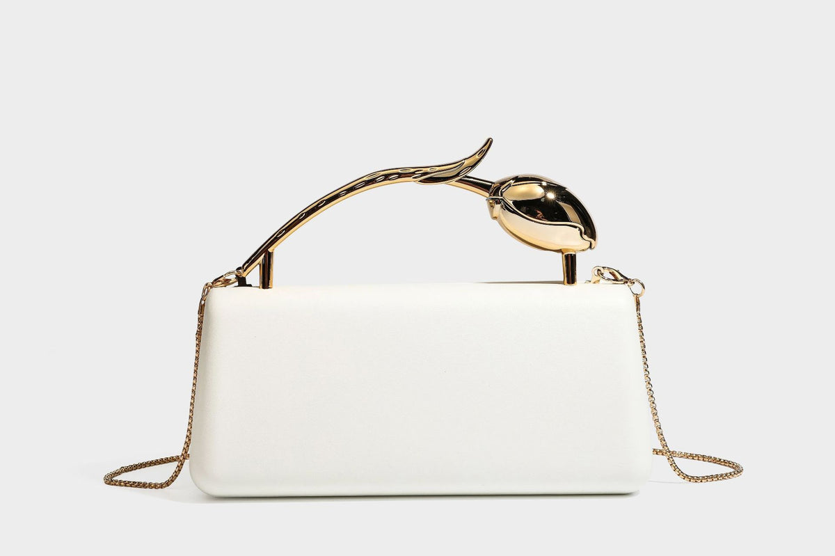 Strukturierte rechteckige Clutch mit goldfarbenem Henkel in Form einer Rosenknospe und abnehmbarem Kettenriemen in Metallic-Optik, Detailansicht