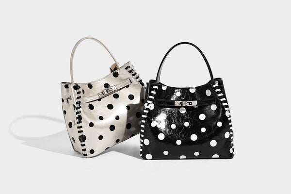 Glänzende, geknautschte Beuteltasche mit Polka-Dots, silberfarbenen Schnallenbeschlägen, kontrastierendem seitlichem Schnürbesatz, Tragegriff und abnehmbarem