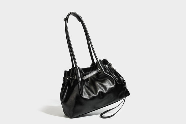 Glänzende schwarze, weich fallende Schultertasche mit gerafftem Abschluss, zwei langen Trageriemen, silberfarbenen Beschlägen und abnehmbarem Umhängeriemen