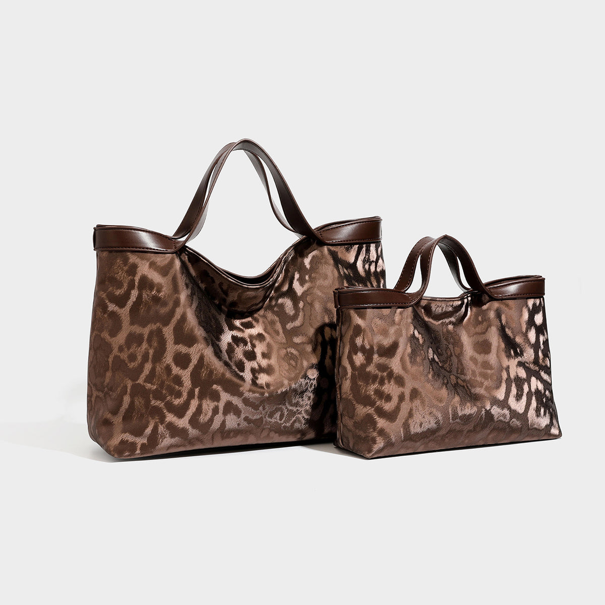 Glänzende Tote-Bag mit Leopardenmuster, dunkelbrauner Lederoptik-Einfassung und zwei Tragehenkeln, Detailansicht 6