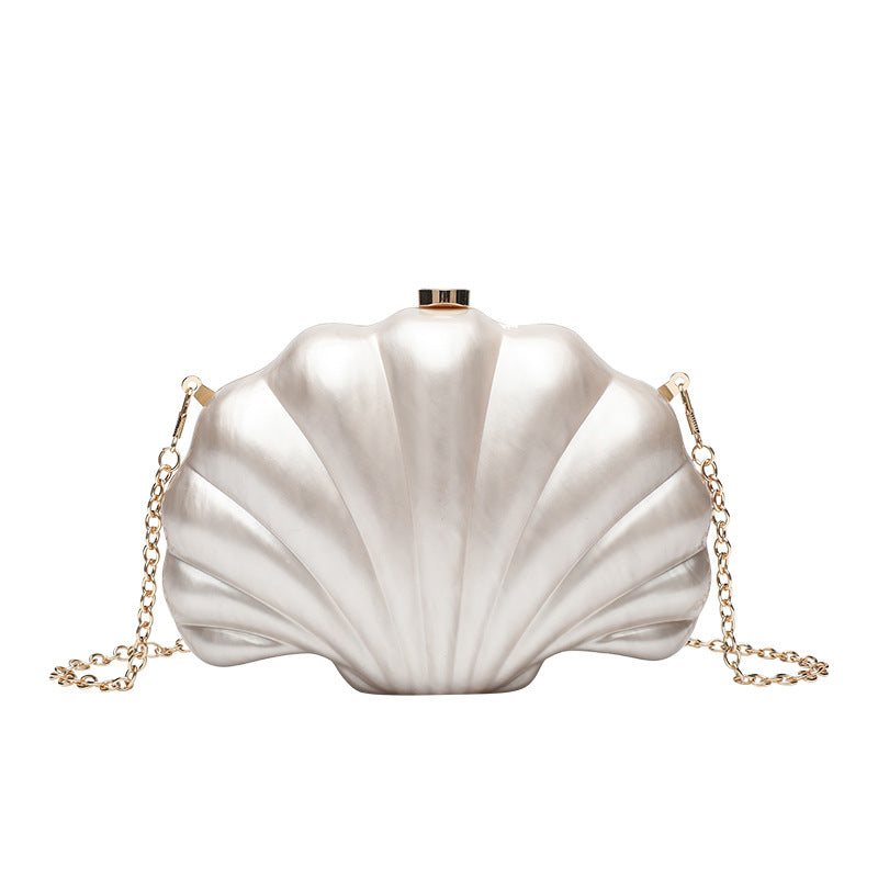 Strukturierte Clutch in Muschelform mit Perlmutt-Finish und goldfarbenem Kettenriemen, Detailansicht 5