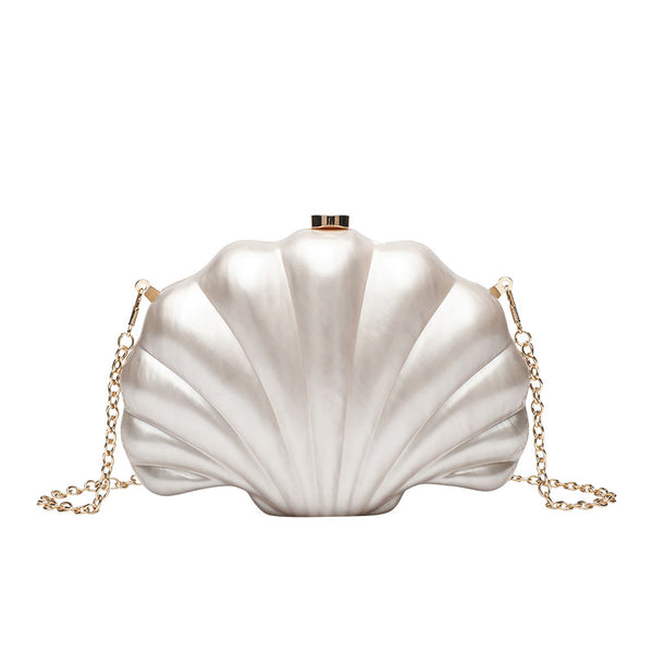 Strukturierte Clutch in Muschelform mit Perlmutt-Finish und goldfarbenem Kettenriemen, Detailansicht 5