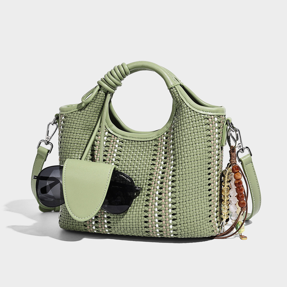Gewebte Bucket-Tote in Pastellblau mit geflochtenen Henkeln, offenem Frontfach, Perlenanhänger und abnehmbarem Crossbody-Riemen