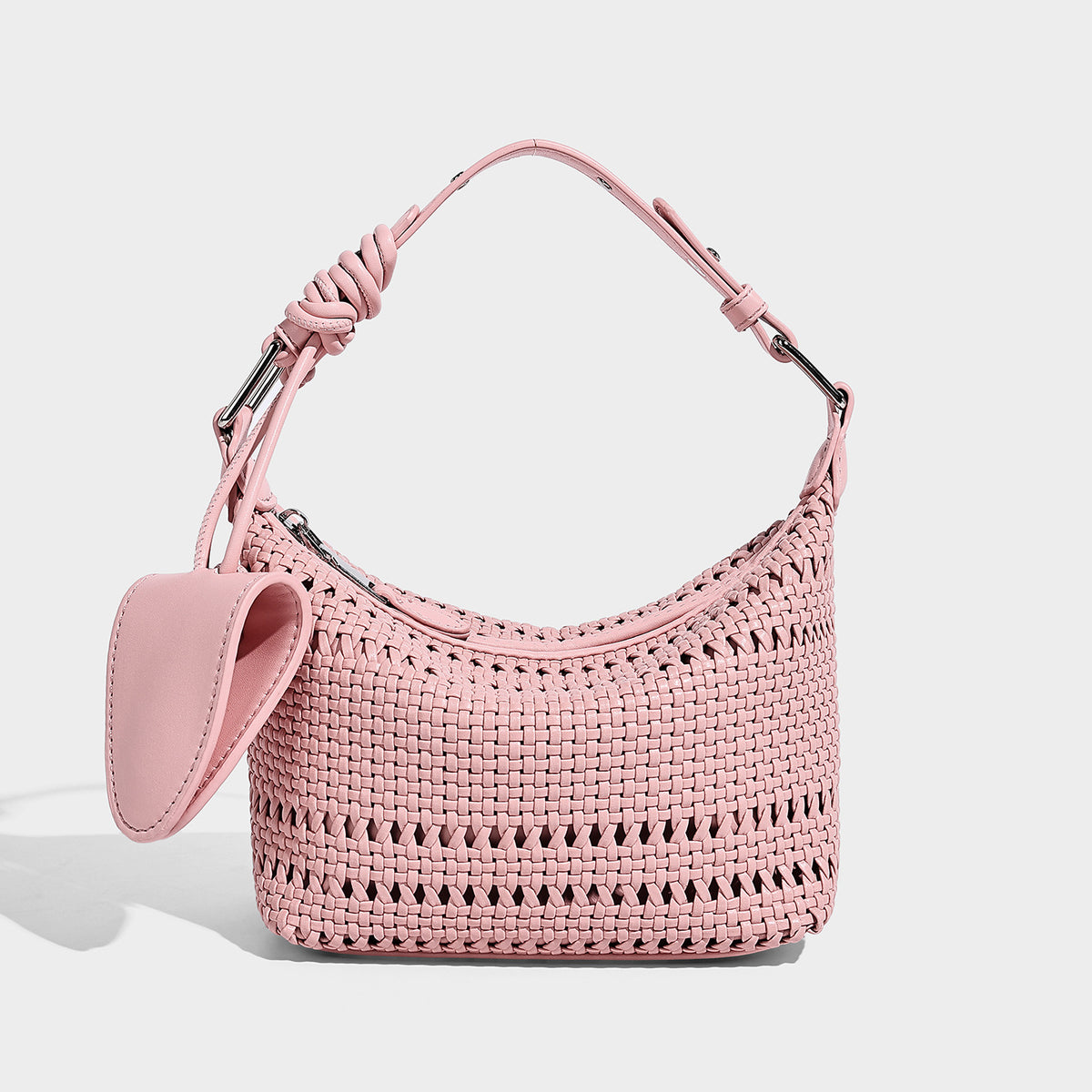 Kleine Hobo-Schultertasche mit geflochtener Gitterstruktur und sichelförmiger Silhouette, Reißverschluss oben, Beschlägen in Silberoptik und verstellbarem Riemen, Detailansicht