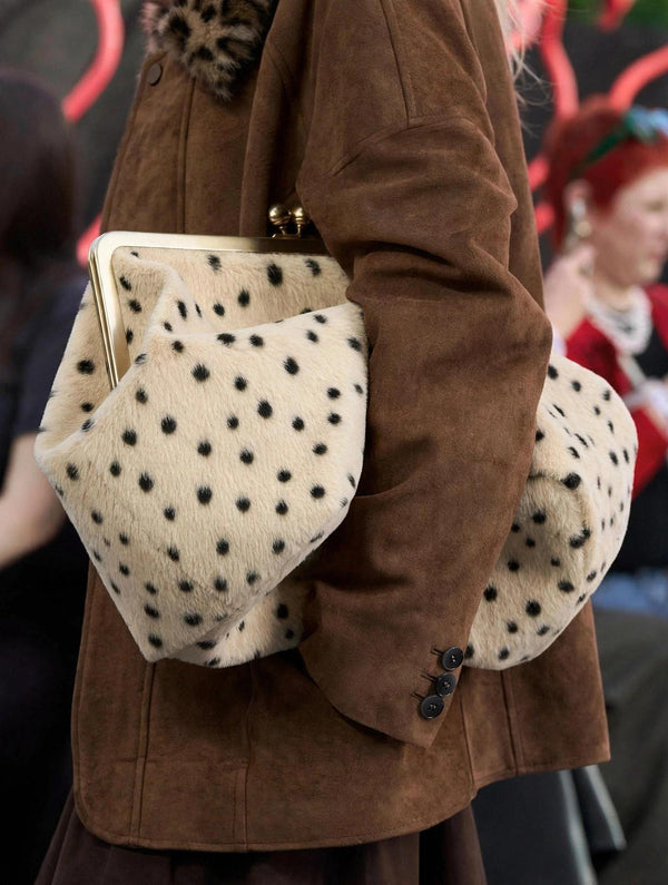 Strukturierte Schultertasche mit Bügelverschluss, Beschlägen in Goldoptik und Riemen in Lederoptik, Detailansicht 14