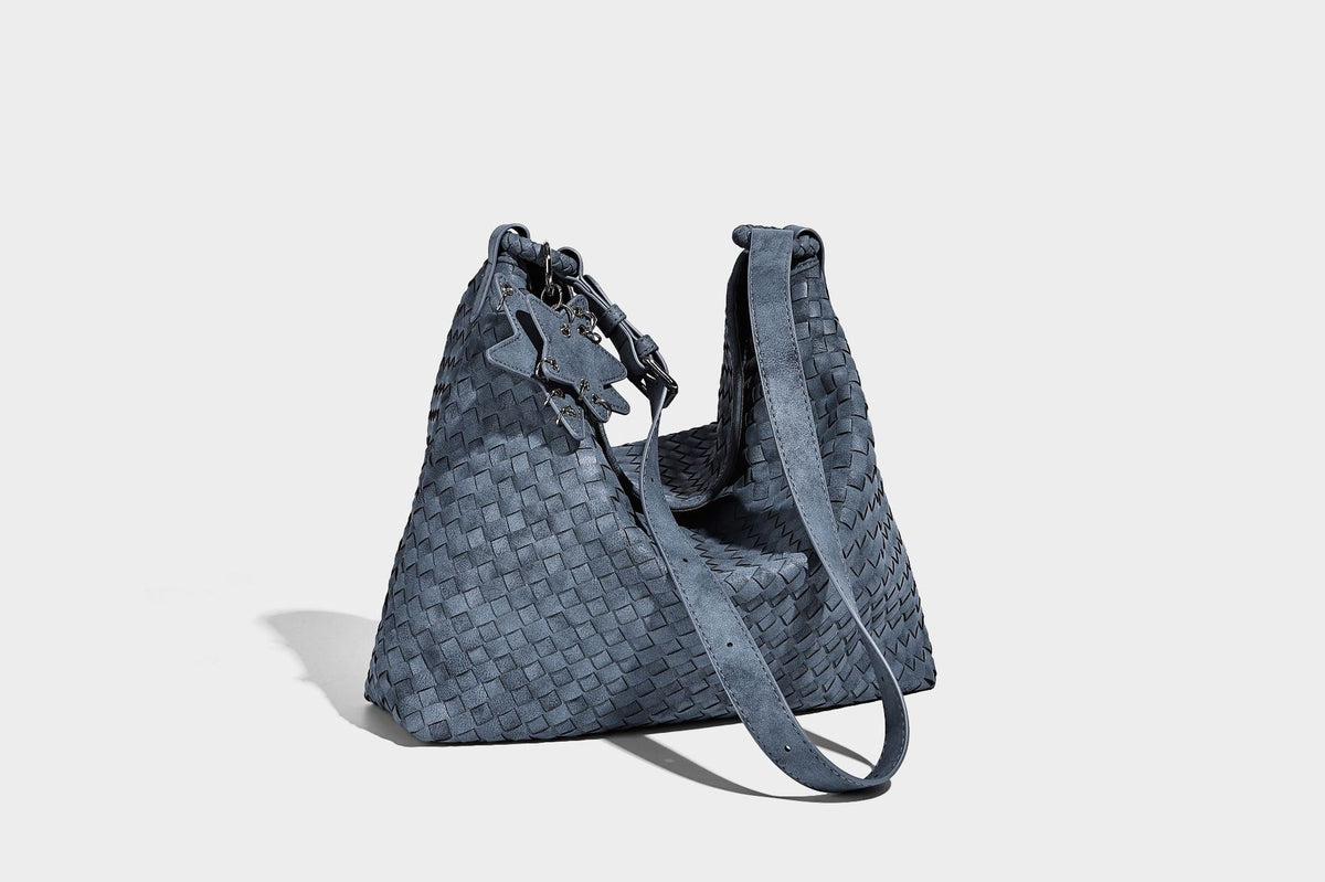 Weich fallende Hobo-Schultertasche mit gewebter Struktur, Beschlägen mit Sternanhänger und verstellbarem Riemen, Detailansicht 23
