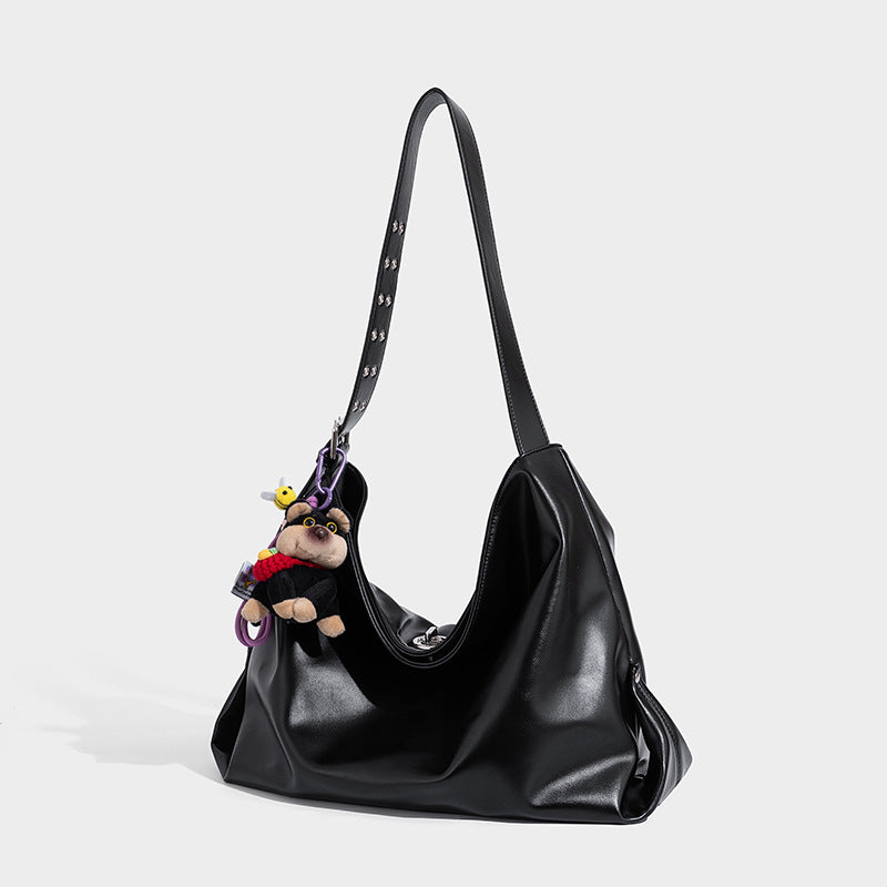 Große schwarze, glänzende Hobo-Schultertasche in Lederoptik mit einem mit Ösen besetzten Trageriemen, Beschlägen in Silberoptik und abnehmbarer