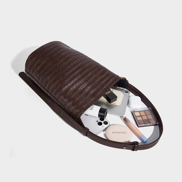 Bucket-Bag in gewebter Lederoptik mit Chevron-Muster, verstellbarem Schulterriemen und goldfarbenem Anhänger, Detailansicht 4