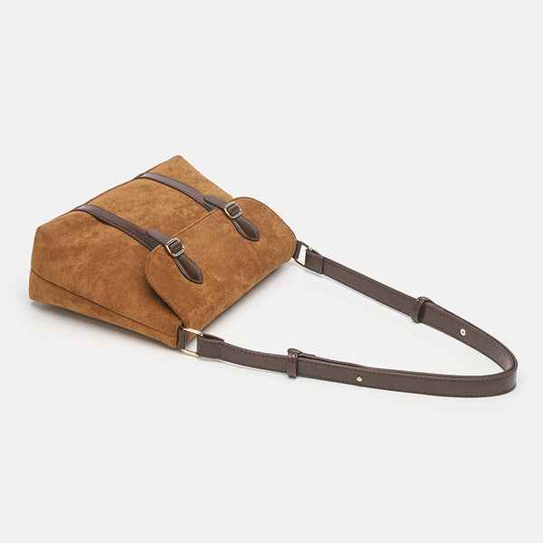 Sattel-Tasche mit Klappe in Velourslederoptik, dunkelbraunen Besätzen in Lederoptik, Schnallenriemen und goldfarbenen Beschlägen, Detailansicht