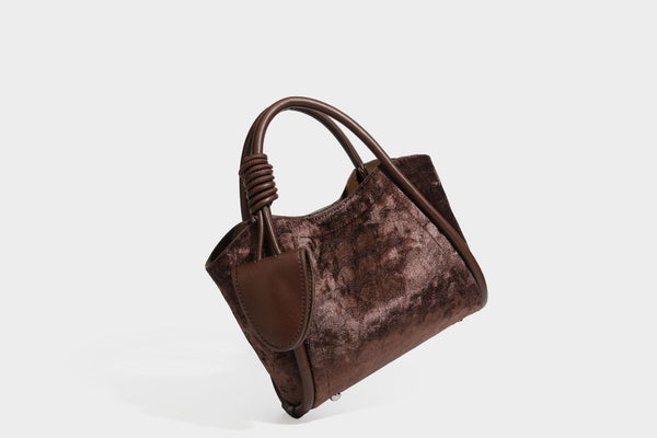 Kleine, strukturierte Henkeltasche mit samtartiger Oberfläche in Braun, geknoteten Henkeln, Fronttasche mit Klappe und abnehmbarem Detail