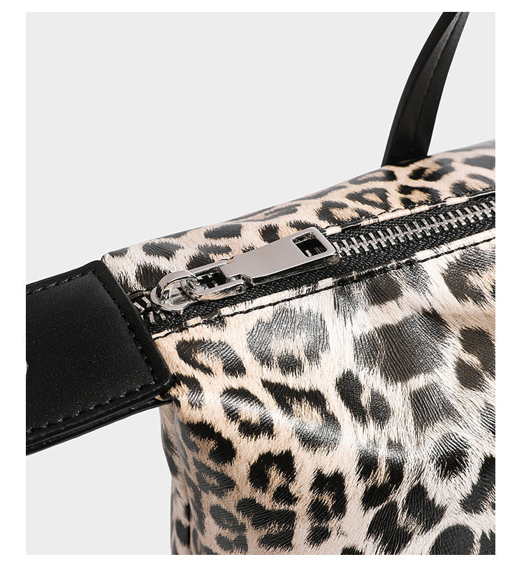 Tote-Bag in glänzender Lederoptik mit Leopardenmuster, schwarzen Besätzen, Reißverschluss oben und zwei Schultergriffen, Detailansicht 23