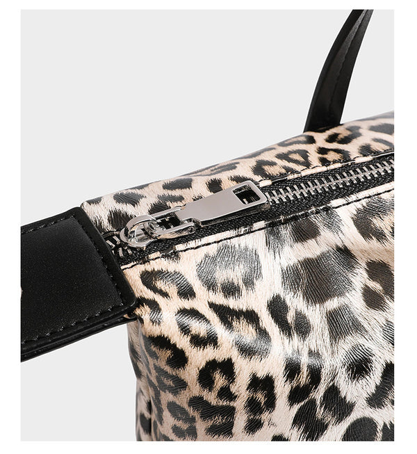 Tote-Bag in glänzender Lederoptik mit Leopardenmuster, schwarzen Besätzen, Reißverschluss oben und zwei Schultergriffen, Detailansicht 23