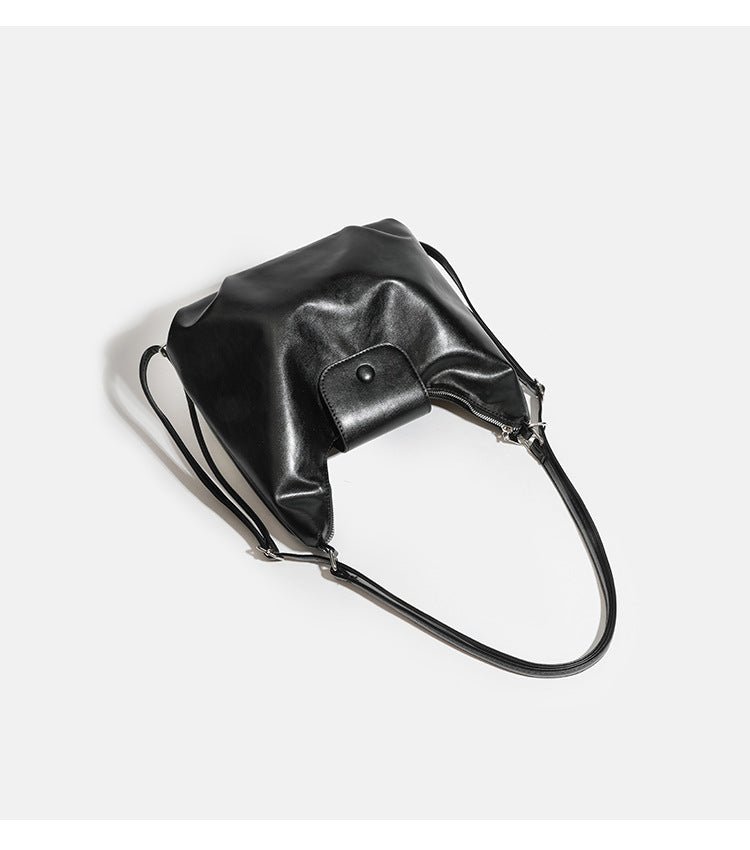 Weich fallende, glänzende Hobo-Schultertasche in Lederoptik mit vorderer Klappentasche und Druckknopf sowie silberfarbenen Beschlägen, Detailansicht 10
