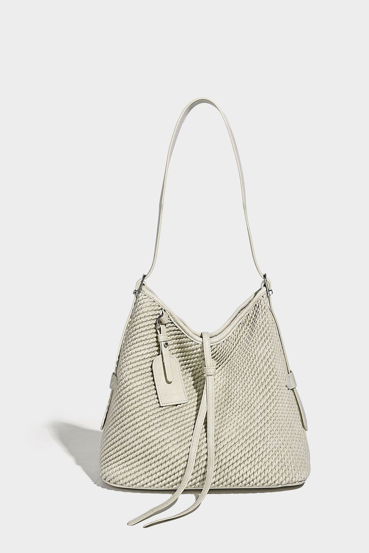 Große Schultertasche im Beuteltaschenstil mit Flechtstruktur, glatten Besätzen in Lederoptik, verstellbarem Riemen und Anhänger-Detail, Detailansicht