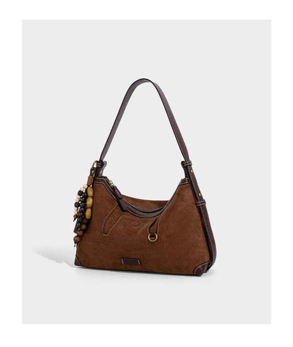Matte Hobo-Schultertasche in warmem Braun mit dunklem Besatz in Lederoptik, Kontrastnähten, goldfarbenen Metallbeschlägen und