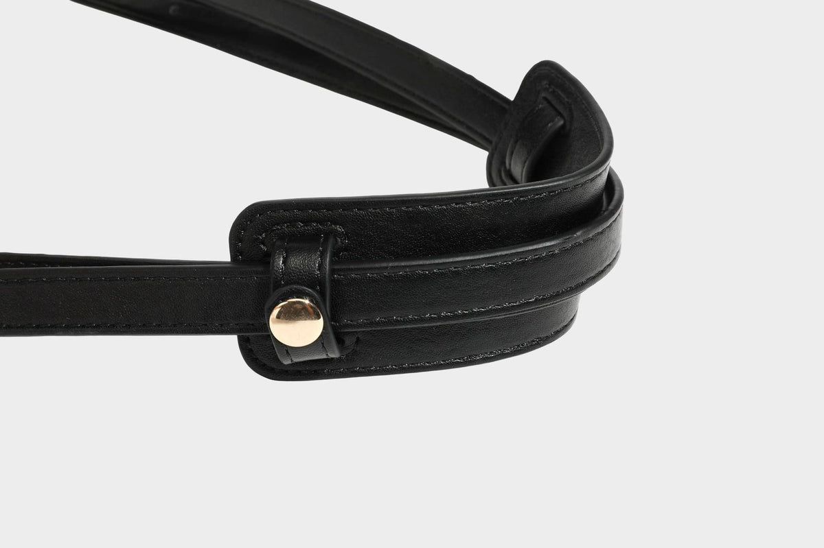 Große, glänzende Tote-Bag aus schwarzem Lederimitat mit geknitterter Optik, lässig fallender Trapezsilhouette, zwei Schulterriemen und goldfarbenen