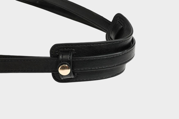 Große, glänzende Tote-Bag aus schwarzem Lederimitat mit geknitterter Optik, lässig fallender Trapezsilhouette, zwei Schulterriemen und goldfarbenen