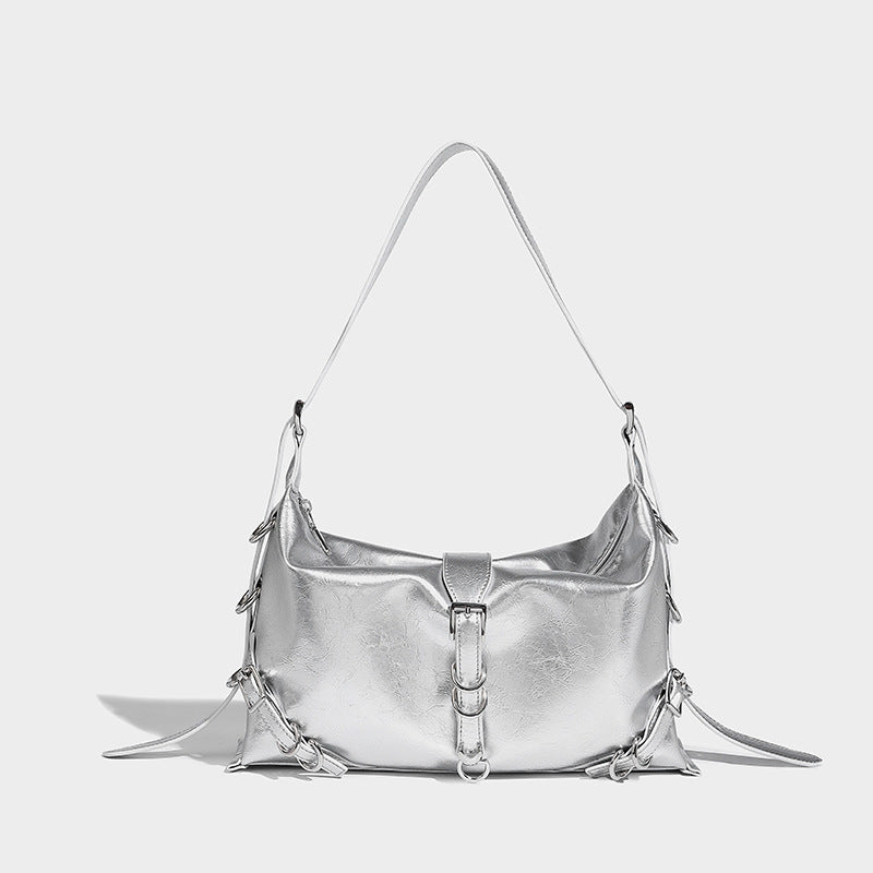 Lässig fallende Hobo-Schultertasche mit Used-Finish, silberfarbenen Ring- und Schnallendetails sowie verstellbarem Riemen, Detailansicht 3