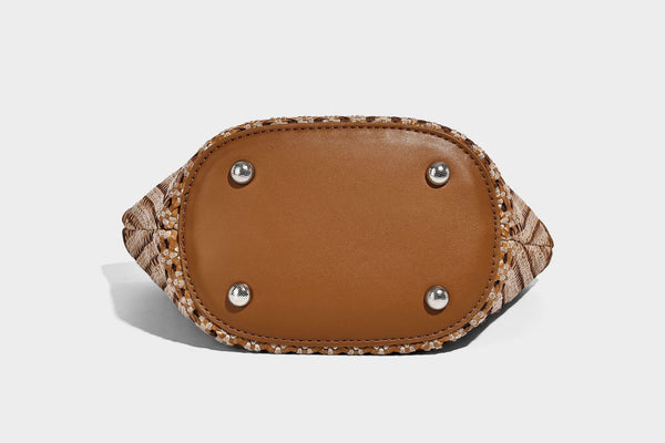 Kleine gewebte Beuteltasche in Tanbraun mit rundem Henkel aus Lederimitat, Quastenanhänger mit Perlen und abnehmbarem Crossbody-Riemen