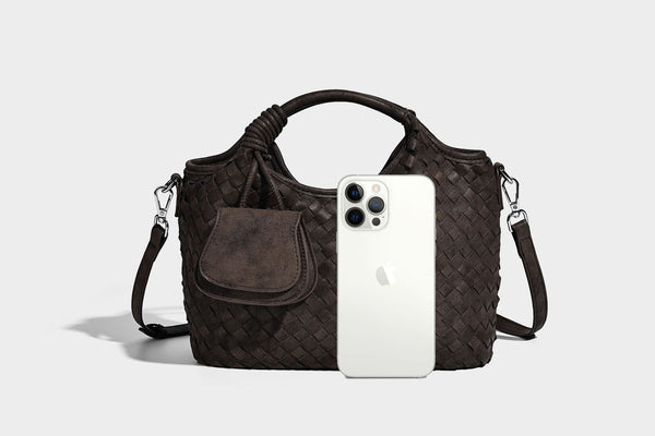 Wandelbare Tote-Schultertasche aus mattem Webmaterial mit geknoteten Tragegriffen, Vordertasche mit Klappe und abnehmbarem Schulterriemen, Detailansicht 24