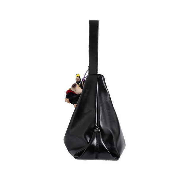 Große schwarze, glänzende Hobo-Schultertasche in Lederoptik mit einem mit Ösen besetzten Trageriemen, Beschlägen in Silberoptik und abnehmbarer