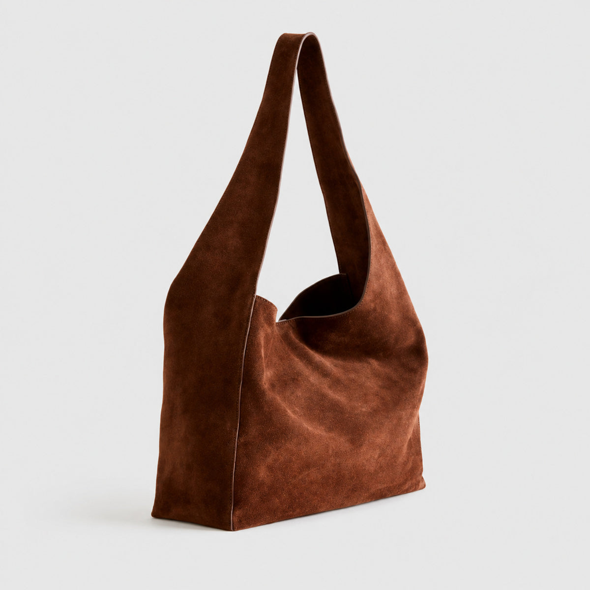 Große, lässig fallende Hobo-Schultertasche mit angerauter, veloursähnlicher Oberfläche, einfachem flachem Trageriemen und ungeformtem Taschenkorpus, Detailansicht 2