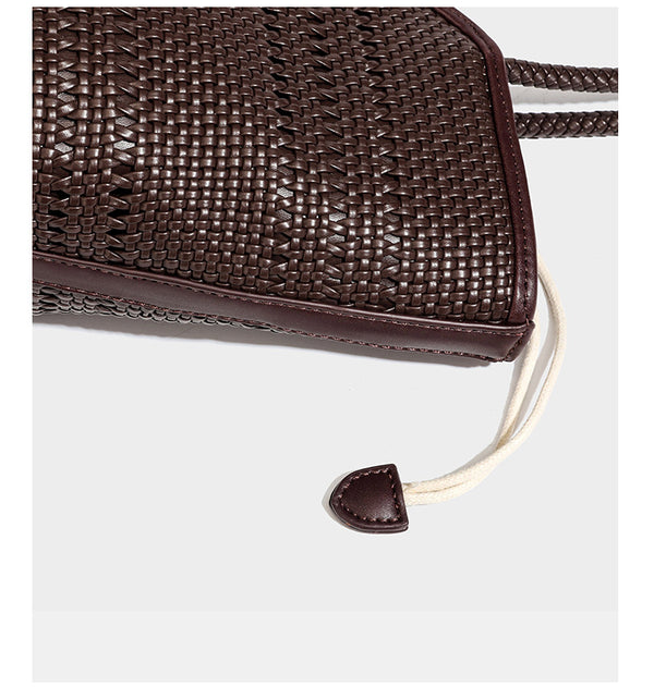 Dunkelbraune Tote-Bag in Lederoptik mit geflochtenen Henkeln, Kordelverschluss und befestigtem gewebtem Mini-Etui, Detailansicht
