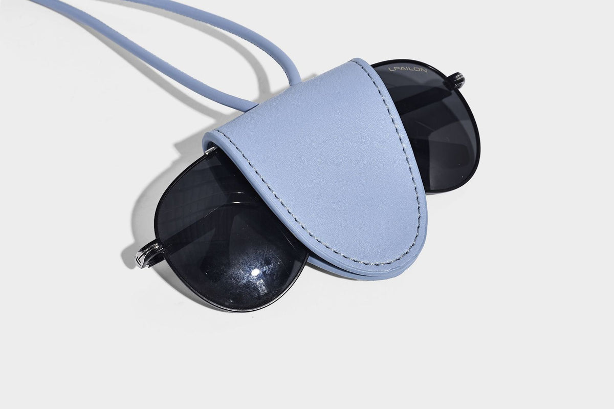 Kleine gewebte Hobo-Schultertasche mit sichelförmiger Silhouette, Reißverschluss oben, silberfarbenen Metallelementen und verstellbarem, Detail