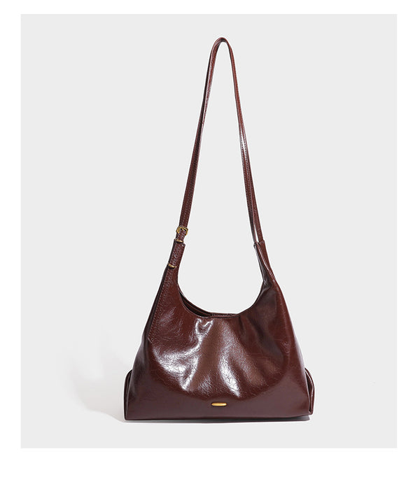 Lässige Hobo-Schultertasche mit offenem Oberteil in glänzender, geknautschter dunkelbrauner Lederoptik mit schmalem verstellbarem Riemen und goldfarbenem