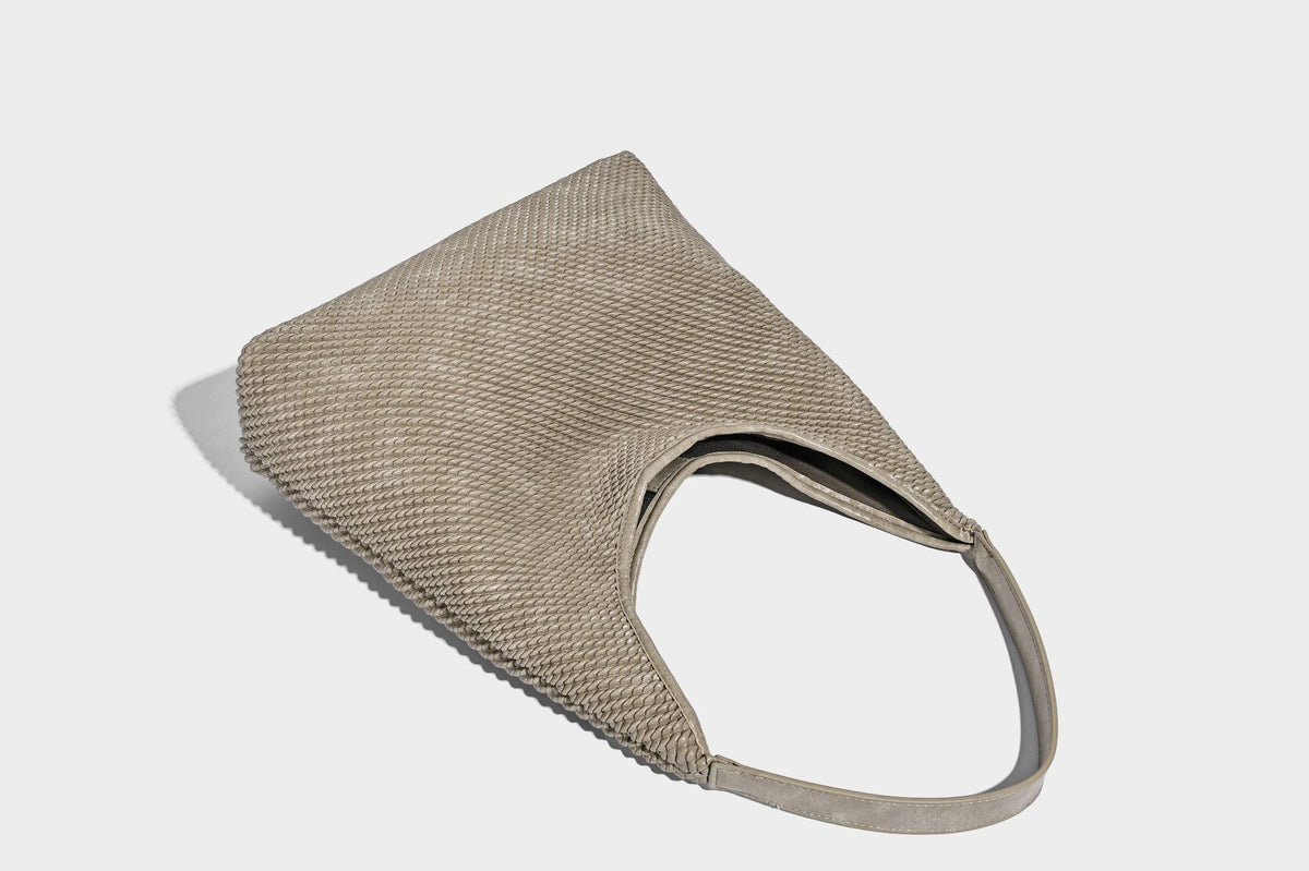Weich fallende Hobo-Schultertasche in Braun mit Flechtoptik, Besätzen in Lederoptik und abnehmbarer Vordertasche mit Reißverschluss, Detailansicht 17