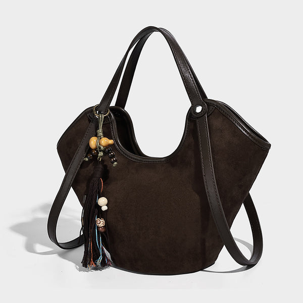 Dunkelbraune matte Hobo-Schultertasche in Velourslederoptik mit geschwungener, oben offener Silhouette, zwei Schulterriemen und abnehmbarem