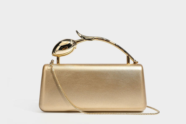 Strukturierte rechteckige Clutch mit goldfarbenem Henkel in Form einer Rosenknospe und abnehmbarem Kettenriemen in Metallic-Optik, Detailansicht