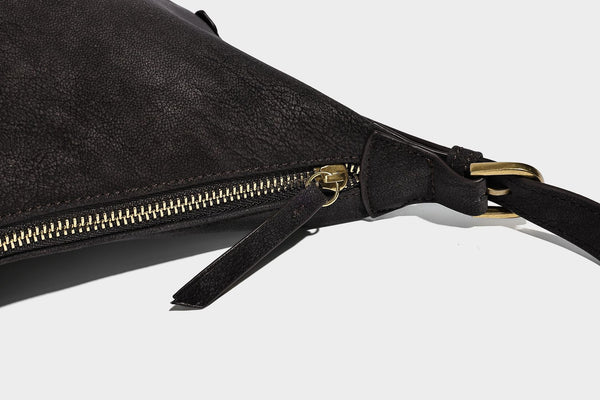 Lässig fallende Hobo-Schultertasche mit matter Oberfläche, Quastenbesatz und goldfarbenen Metallbeschlägen, Detailansicht 30