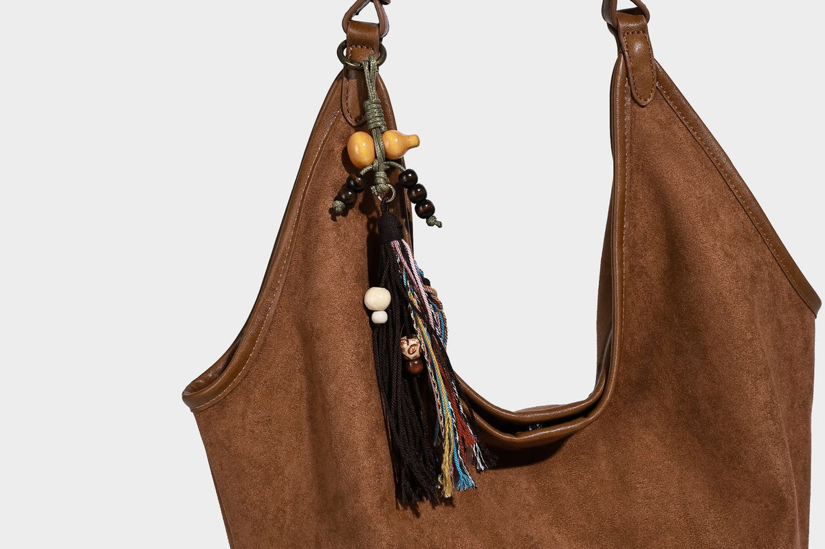 Lässig fallende Hobo-Schultertasche in matter Velourslederoptik mit offenem oberen Abschluss und optionalem Quasten- und Perlenanhänger, Detailansicht 19