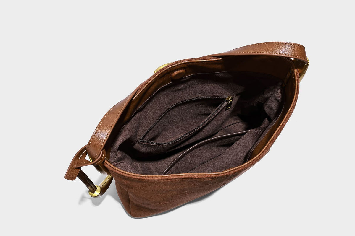 Beige-braune Hobo-Schultertasche mit lässiger Silhouette, matter Veloursleder-Optik, goldfarbenen halbmondförmigen Beschlägen und schmalem Schulterriemen, Detailaufnahme