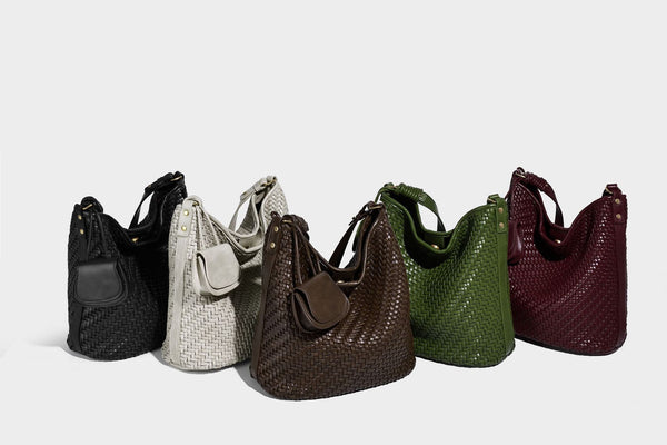 Lässig fallende, gewebte Hobo-Schultertasche in Beutelform in Pink mit abnehmbarem Mini-Etui und goldfarbenen Beschlägen, Detailansicht 30