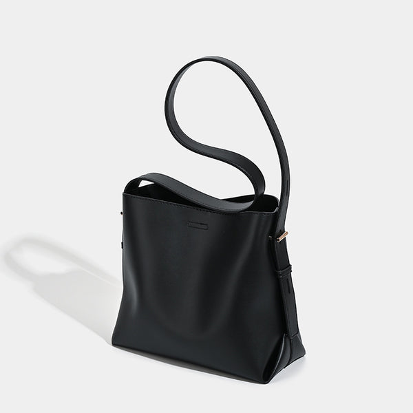 Große schwarze Bucket Bag mit glatter, matter Lederoptik, goldfarbenen Metalldetails und langem Schulterriemen