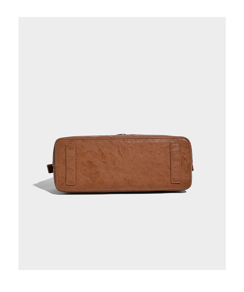 Glänzende Hobo-Schultertasche in Lederoptik mit abnehmbarem Mini-Etui und Logo-Beschlägen in Goldoptik, Detailansicht 12