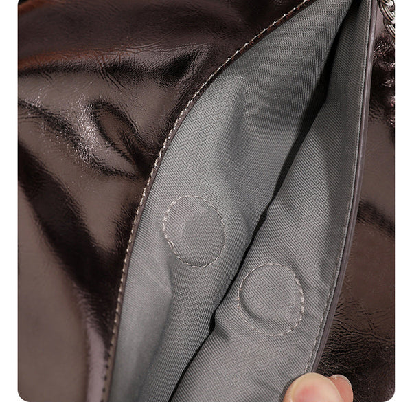 Große, strukturierte Schultertasche in glänzender Lederoptik mit Überschlag und silberfarbenem Kettenriemen, Detailansicht 18