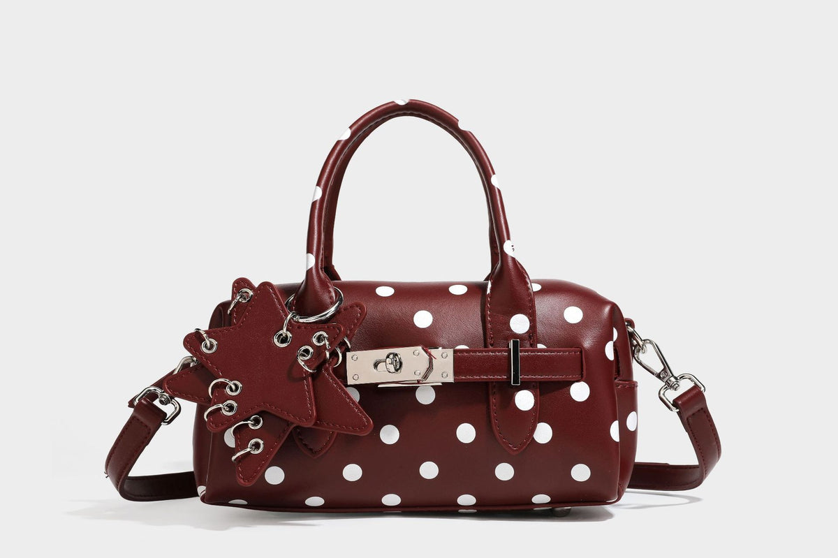 Kleine, strukturierte Mini-Henkeltasche mit Punktmuster, Sternanhänger, Schnallendetail auf der Vorderseite, zwei Henkeln und abnehmbarem