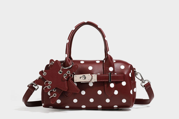 Kleine, strukturierte Mini-Henkeltasche mit Punktmuster, Sternanhänger, Schnallendetail auf der Vorderseite, zwei Henkeln und abnehmbarem