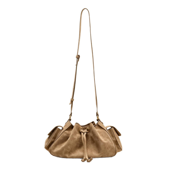 Weiche Beuteltasche mit Kordelzug in Taupe und Wildlederoptik, seitlichen Klappentaschen, antikgoldfarbenen Metalldetails und verstellbarem Crossbody-Riemen