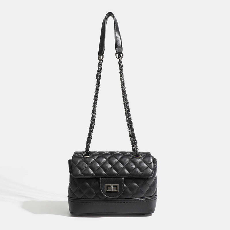 Gesteppte Mini-Schultertasche in Lederoptik mit Rautensteppung, Klappe mit Drehverschluss und Kettenriemen in dunkler Gunmetal-Optik, Detailansicht