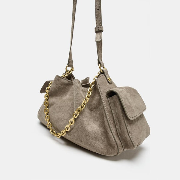 Weiche Beuteltasche in Taupe in Velourslederoptik mit seitlichen Taschen mit Überschlag, Beschlägen in Antikgoldoptik und verstellbarem Crossbody-Riemen