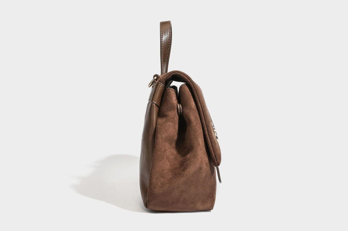 Formstabile Satchel-Tasche mit mattem Veloursleder-Finish, Überschlag, goldfarbenen Emblem-Beschlägen, kurzem Tragegriff und verstellbarem Crossbody-Riemen