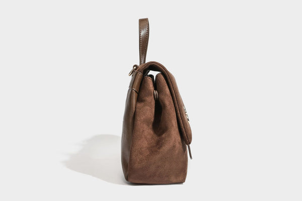 Formstabile Satchel-Tasche mit mattem Veloursleder-Finish, Überschlag, goldfarbenen Emblem-Beschlägen, kurzem Tragegriff und verstellbarem Crossbody-Riemen