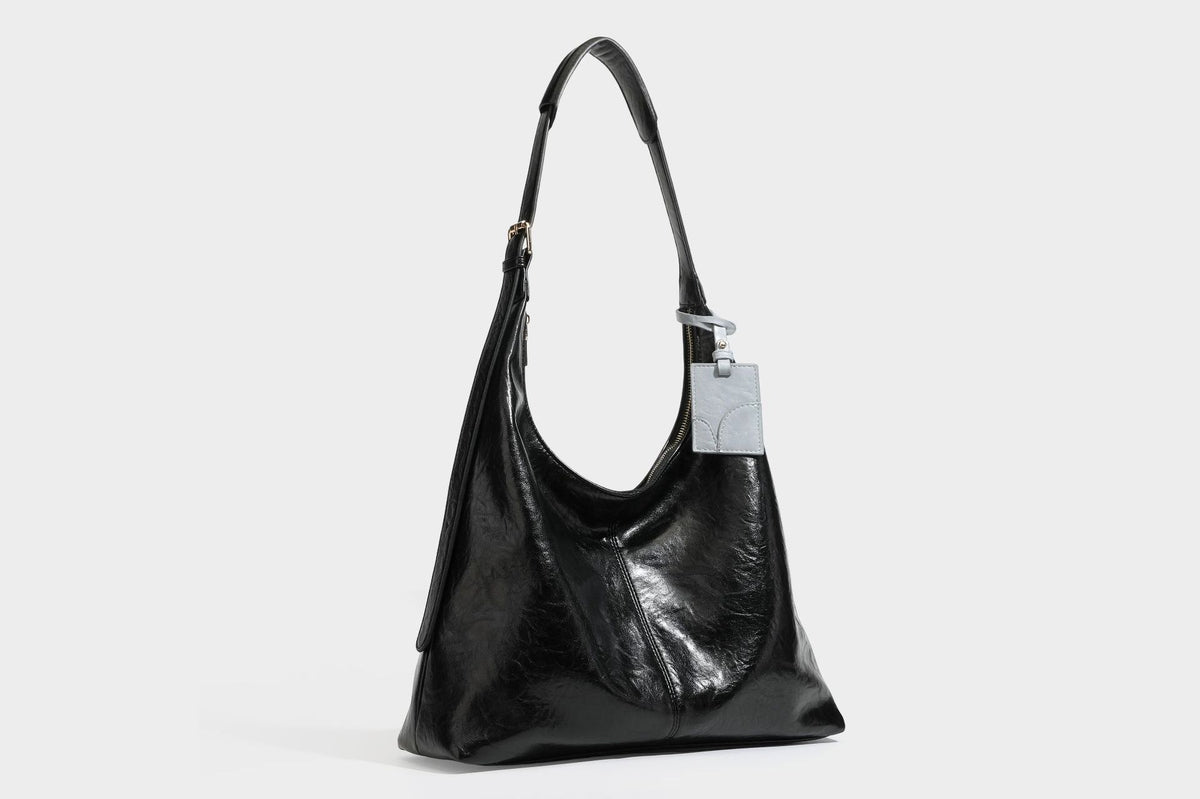 Große dunkelbraune, glänzende, geknautschte Hobo-Schultertasche mit Reißverschluss, goldfarbenen Metalldetails, verstellbarem Trageriemen und Hellblau