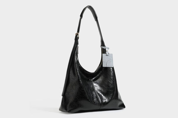 Große dunkelbraune, glänzende, geknautschte Hobo-Schultertasche mit Reißverschluss, goldfarbenen Metalldetails, verstellbarem Trageriemen und Hellblau